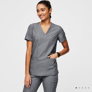 Casma™ Three-Pocket Scrub Top